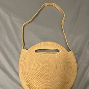 Elegant Tan Woven Shoulder Bag for the Beach
